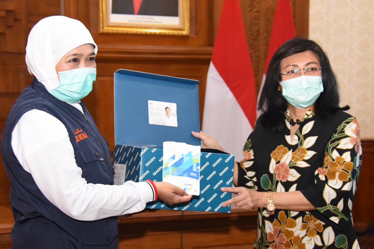 Gubernur Jawa Timur Khofifah Serahkan Bantuan 2.600 Reagen ...